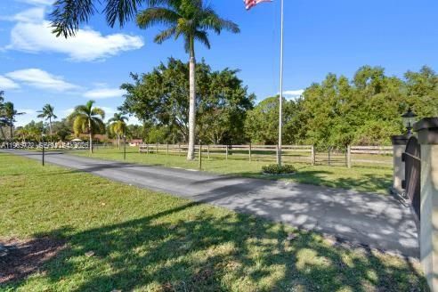 For Sale: $1,465,000 (3 beds, 2 baths, 2532 Square Feet)