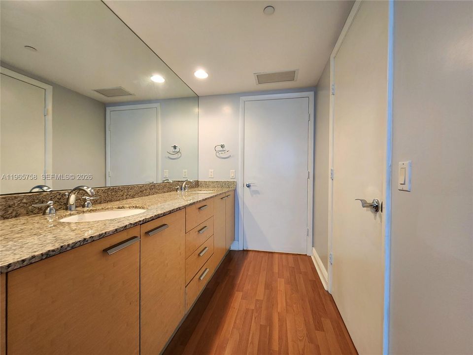 For Sale: $640,000 (2 beds, 1 baths, 1086 Square Feet)
