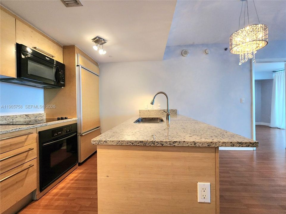 For Sale: $640,000 (2 beds, 1 baths, 1086 Square Feet)