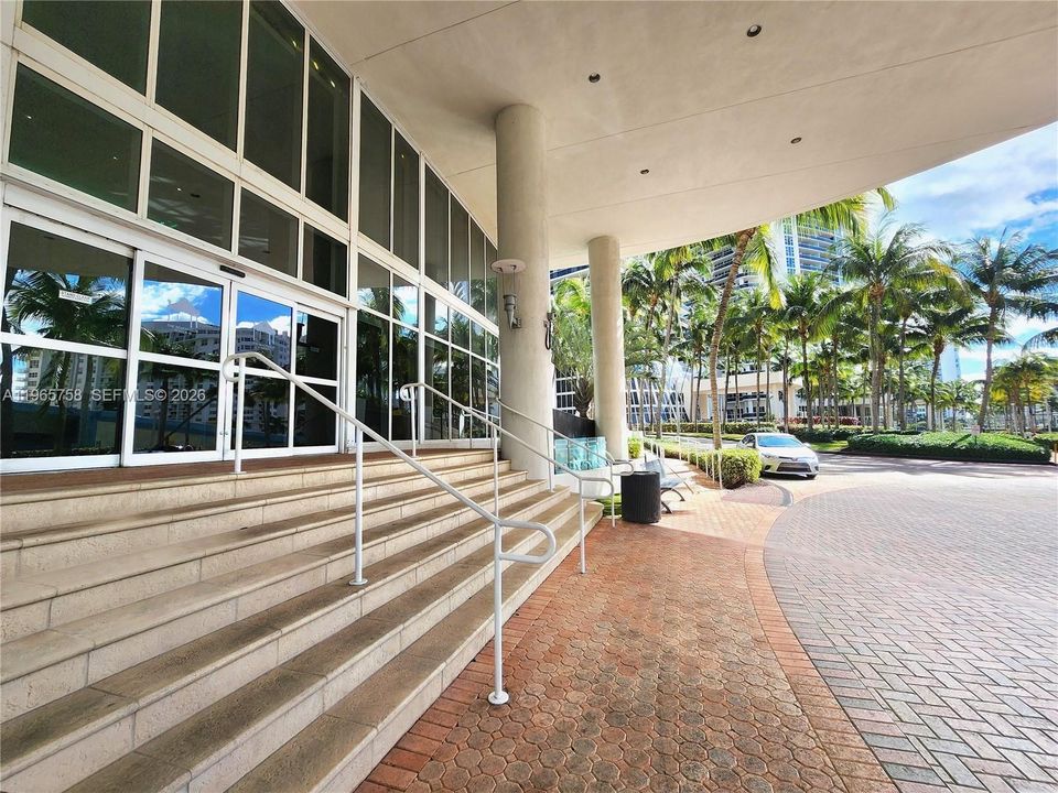 For Sale: $640,000 (2 beds, 1 baths, 1086 Square Feet)