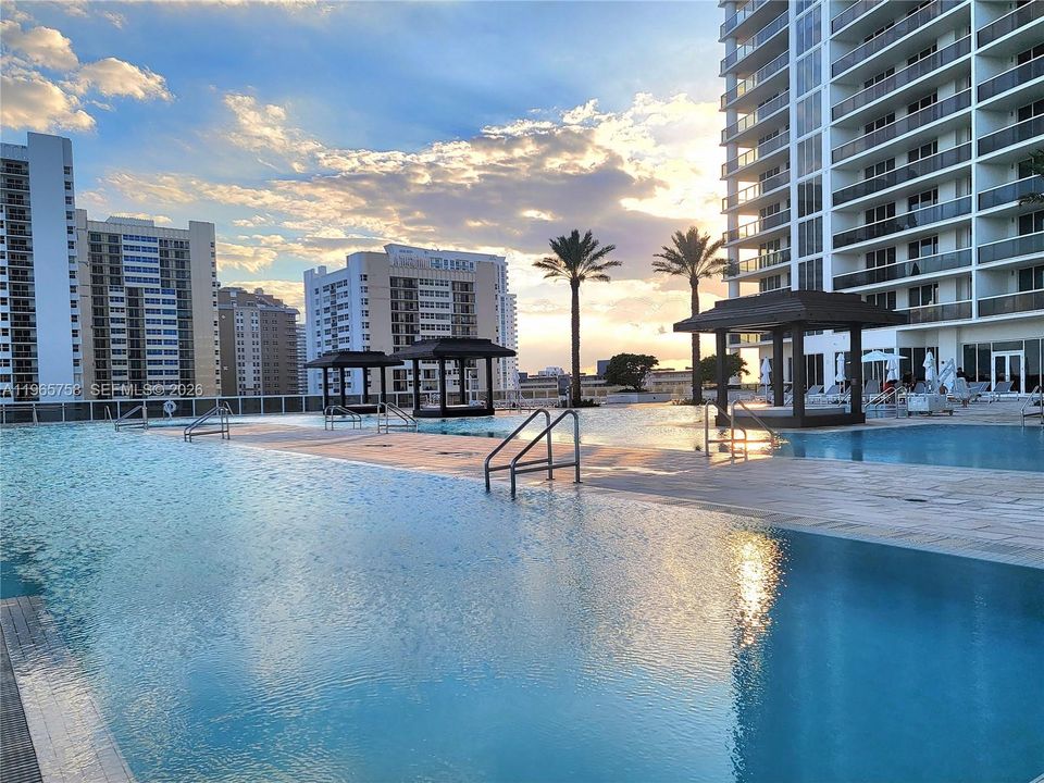 For Sale: $640,000 (2 beds, 1 baths, 1086 Square Feet)
