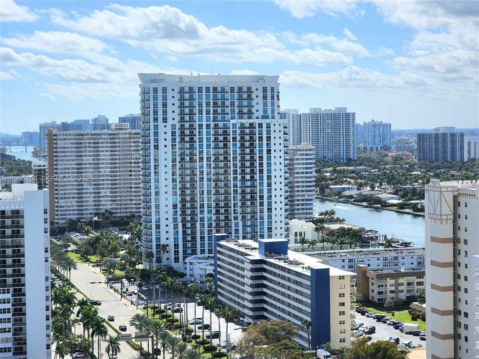 For Sale: $640,000 (2 beds, 1 baths, 1086 Square Feet)