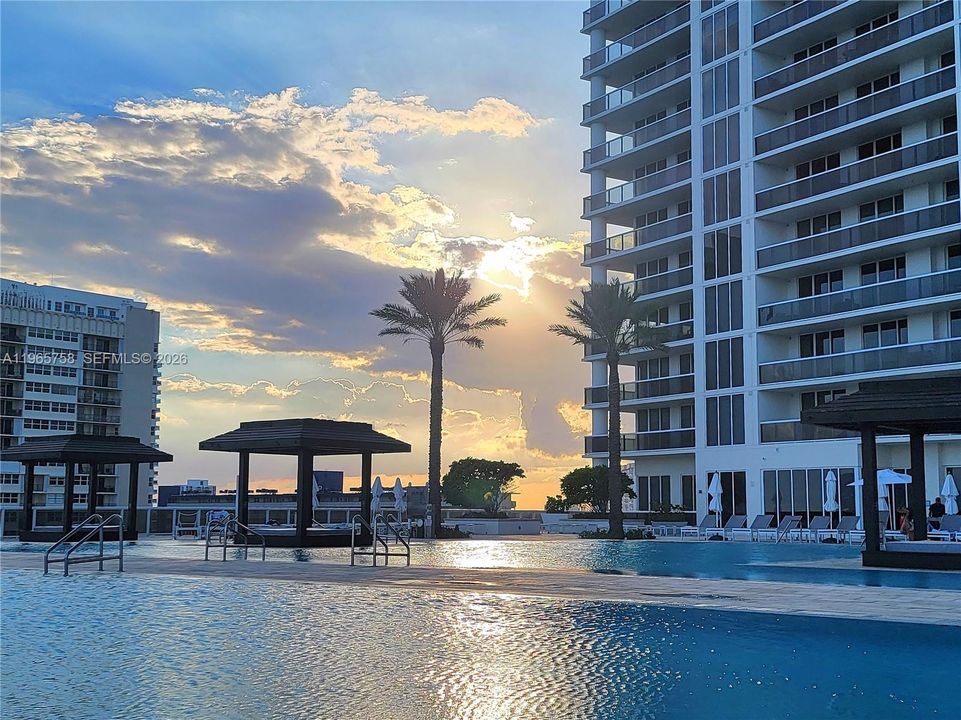 For Sale: $640,000 (2 beds, 1 baths, 1086 Square Feet)