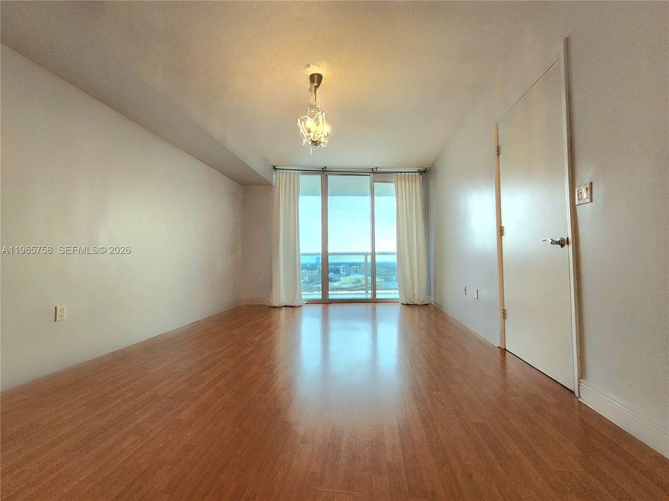 For Sale: $640,000 (2 beds, 1 baths, 1086 Square Feet)