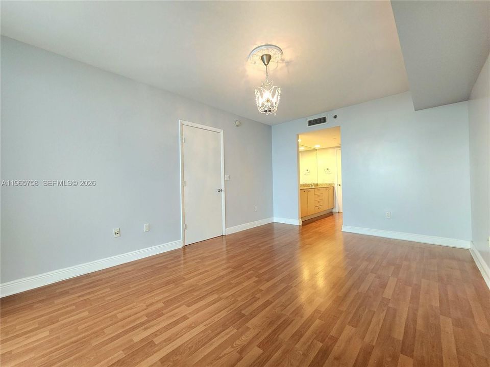 For Sale: $640,000 (2 beds, 1 baths, 1086 Square Feet)