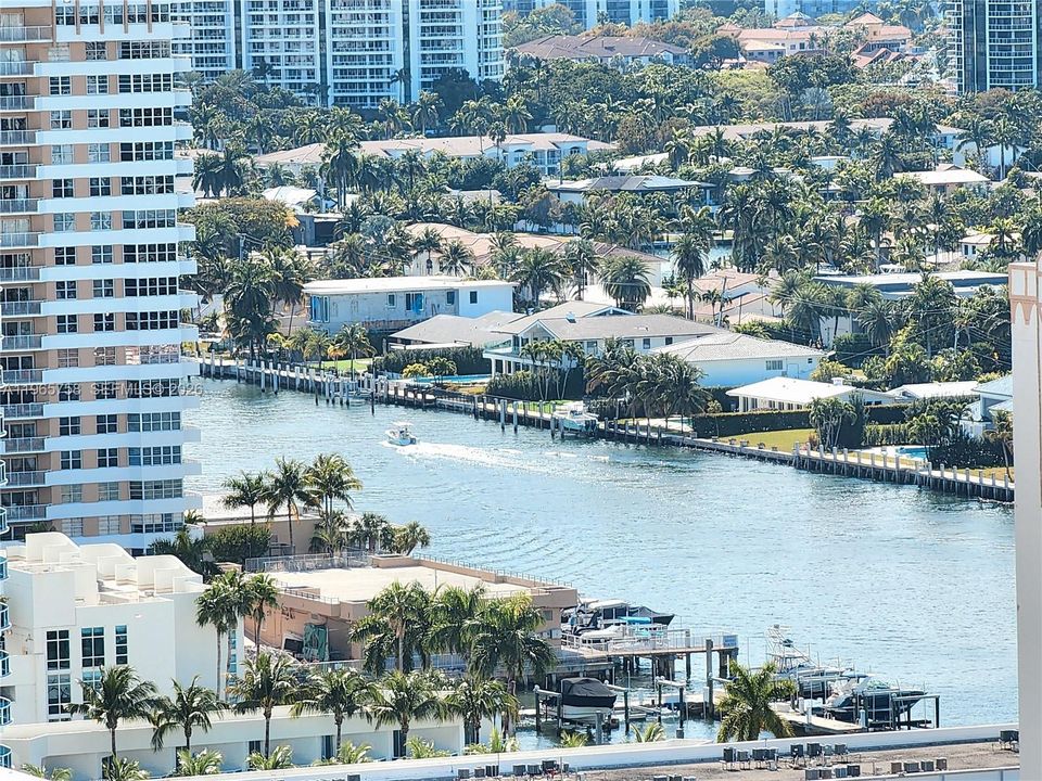 For Sale: $640,000 (2 beds, 1 baths, 1086 Square Feet)