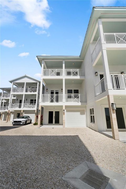 Vendido Recientemente: $1,499,000 (3 camas, 3 baños, 1680 Pies cuadrados)
