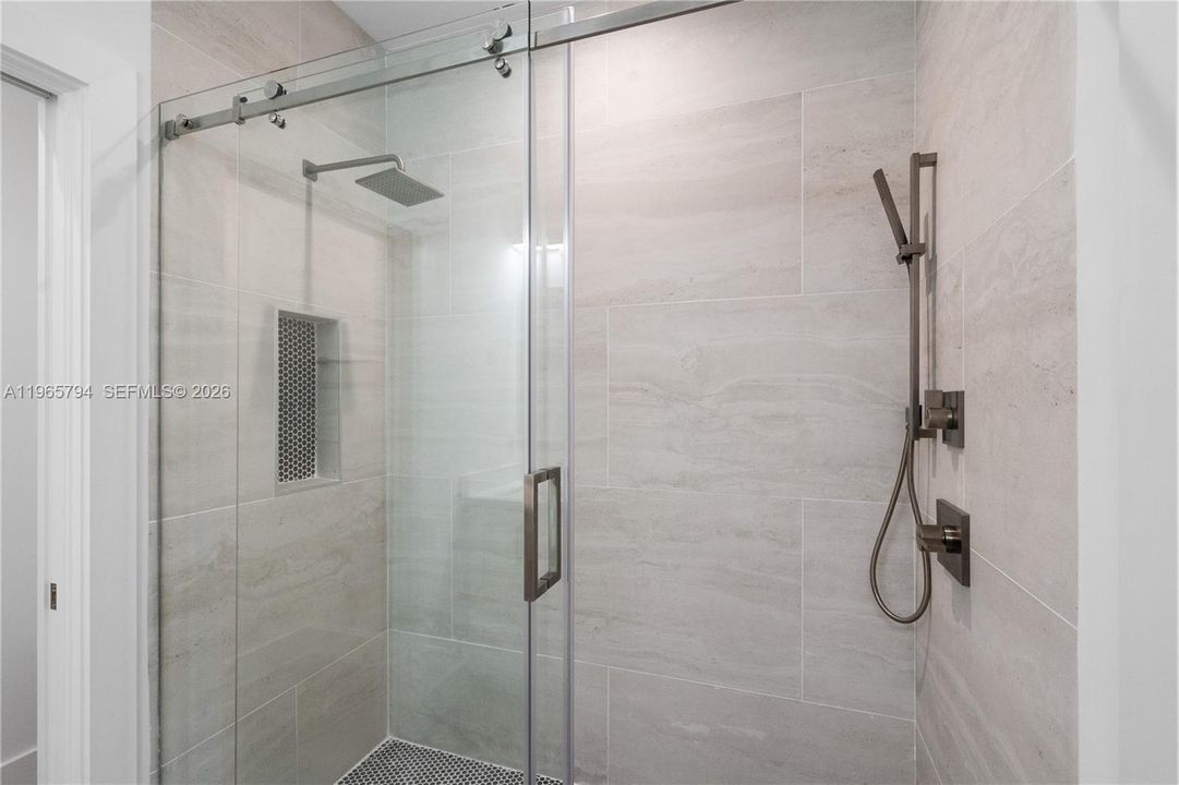 Vendido Recientemente: $1,499,000 (3 camas, 3 baños, 1680 Pies cuadrados)
