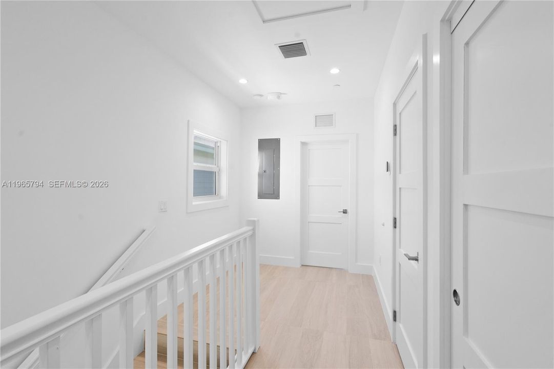 Vendido Recientemente: $1,499,000 (3 camas, 3 baños, 1680 Pies cuadrados)