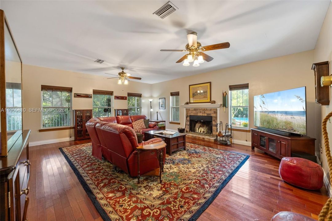 Recently Sold: $988,910 (4 beds, 3 baths, 3499 Square Feet)