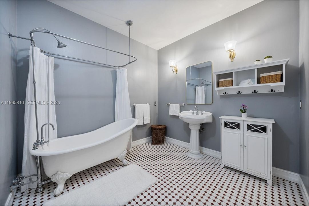 Recently Sold: $988,910 (4 beds, 3 baths, 3499 Square Feet)