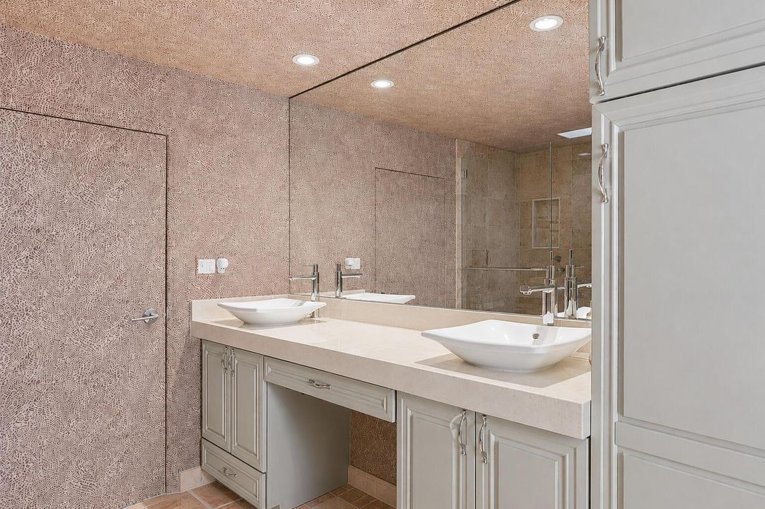 1st floor primary en-suite