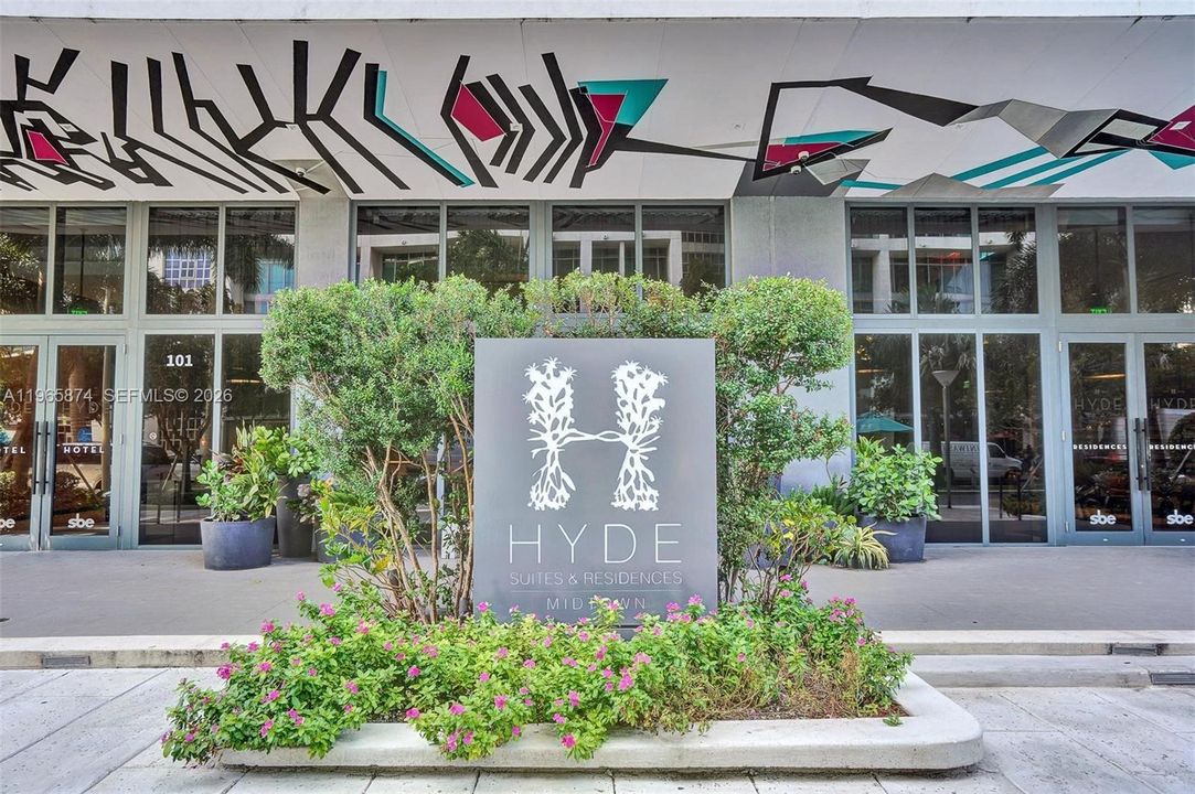 For Sale: $589,000 (1 beds, 2 baths, 725 Square Feet)