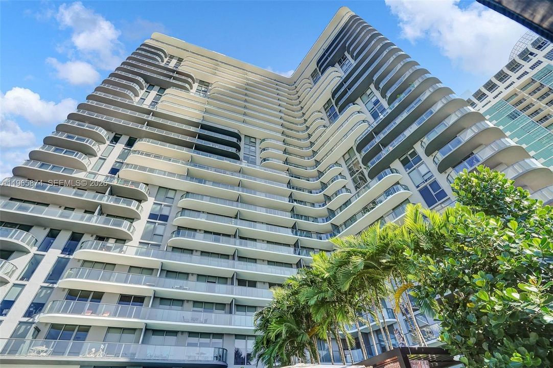 For Sale: $589,000 (1 beds, 2 baths, 725 Square Feet)