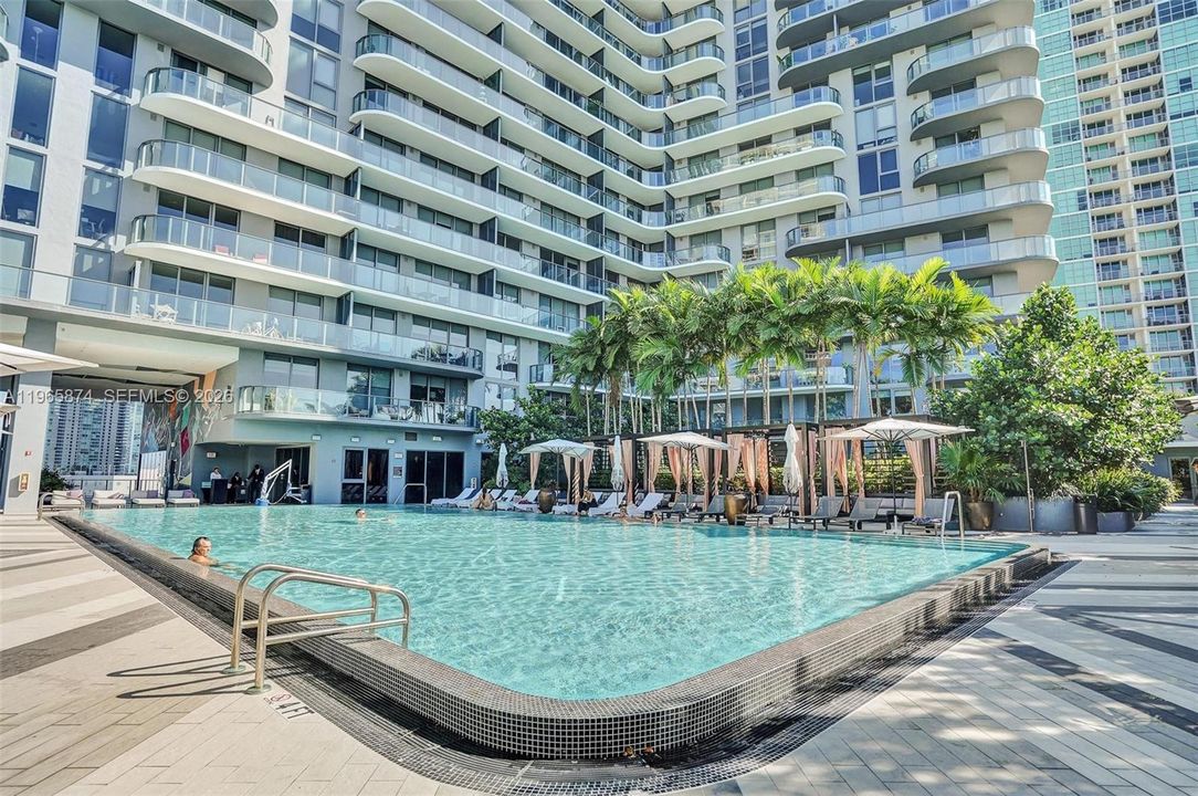 For Sale: $589,000 (1 beds, 2 baths, 725 Square Feet)