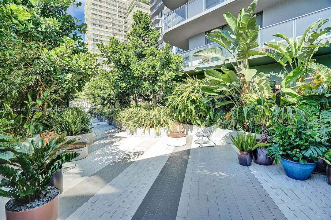 For Sale: $589,000 (1 beds, 2 baths, 725 Square Feet)