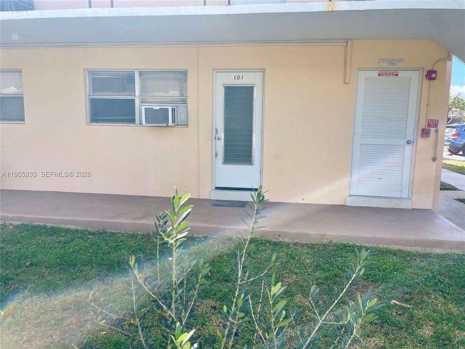 2081 NE 56 st Unit 101 Ft Lauderdale - 2 miles from Lauderdale By the Sea Beach