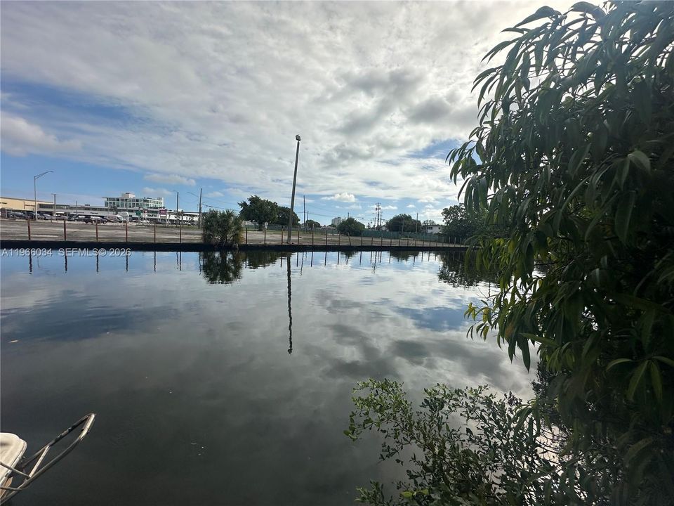 Activo con contrato: $200,000 (1 camas, 1 baños, 746 Pies cuadrados)