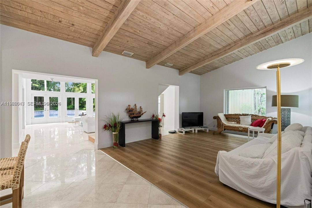 Activo con contrato: $18,000 (4 camas, 4 baños, 3750 Pies cuadrados)