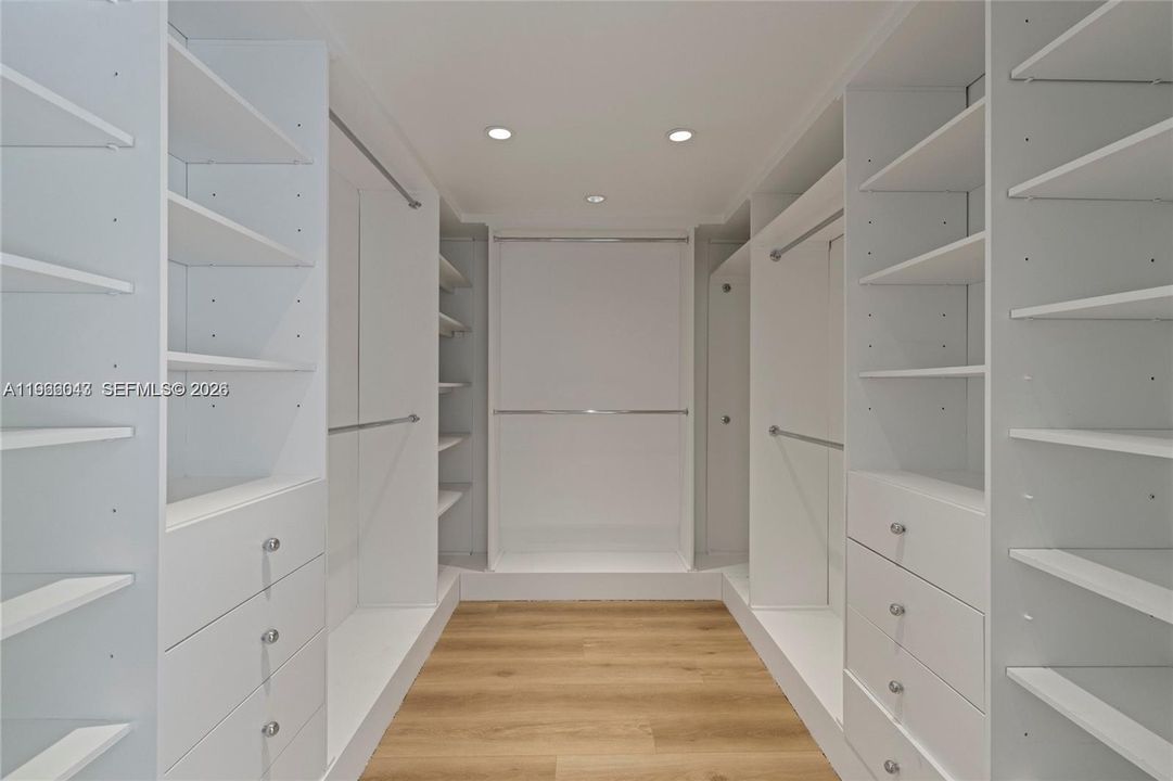 Activo con contrato: $18,000 (4 camas, 4 baños, 3750 Pies cuadrados)