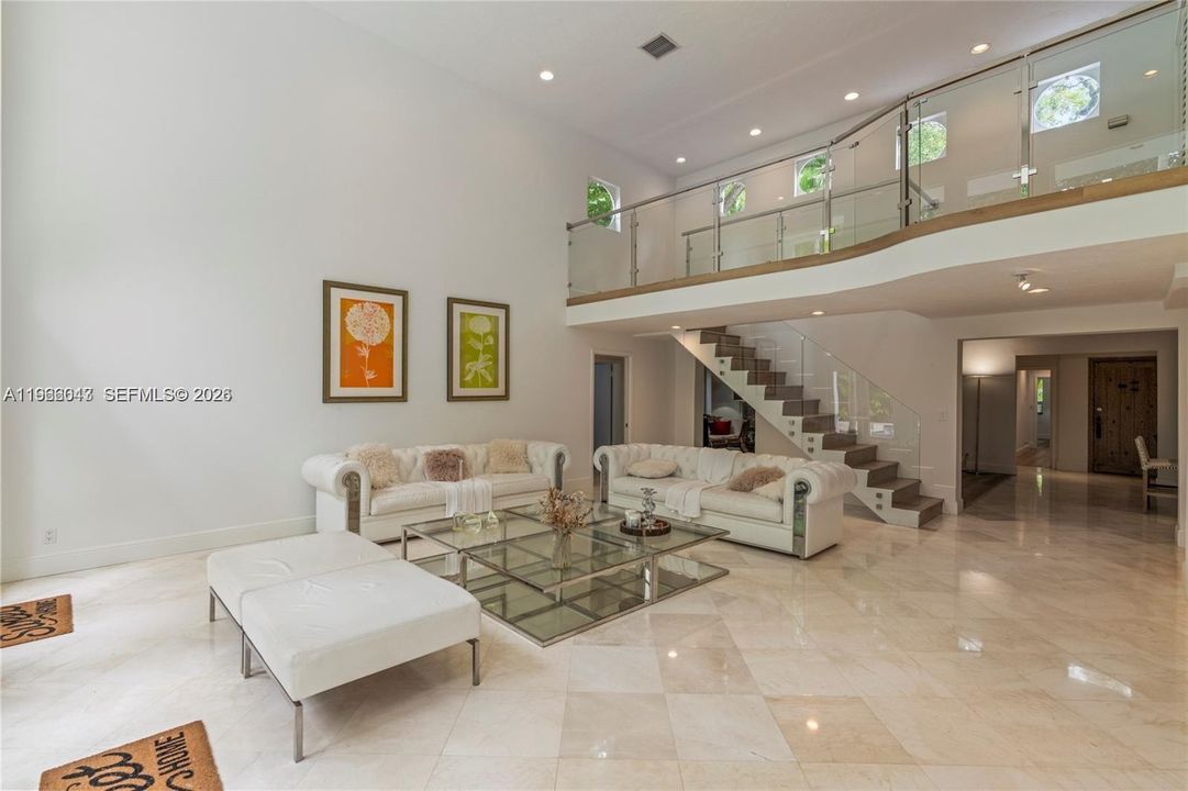 Activo con contrato: $18,000 (4 camas, 4 baños, 3750 Pies cuadrados)