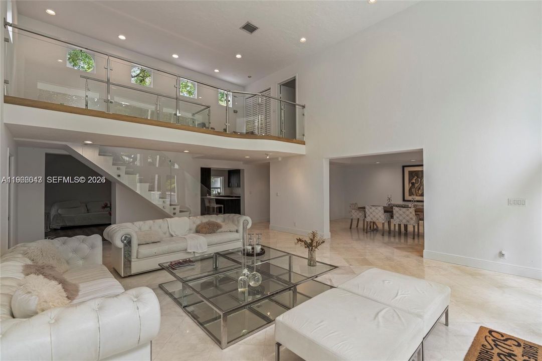 Activo con contrato: $18,000 (4 camas, 4 baños, 3750 Pies cuadrados)