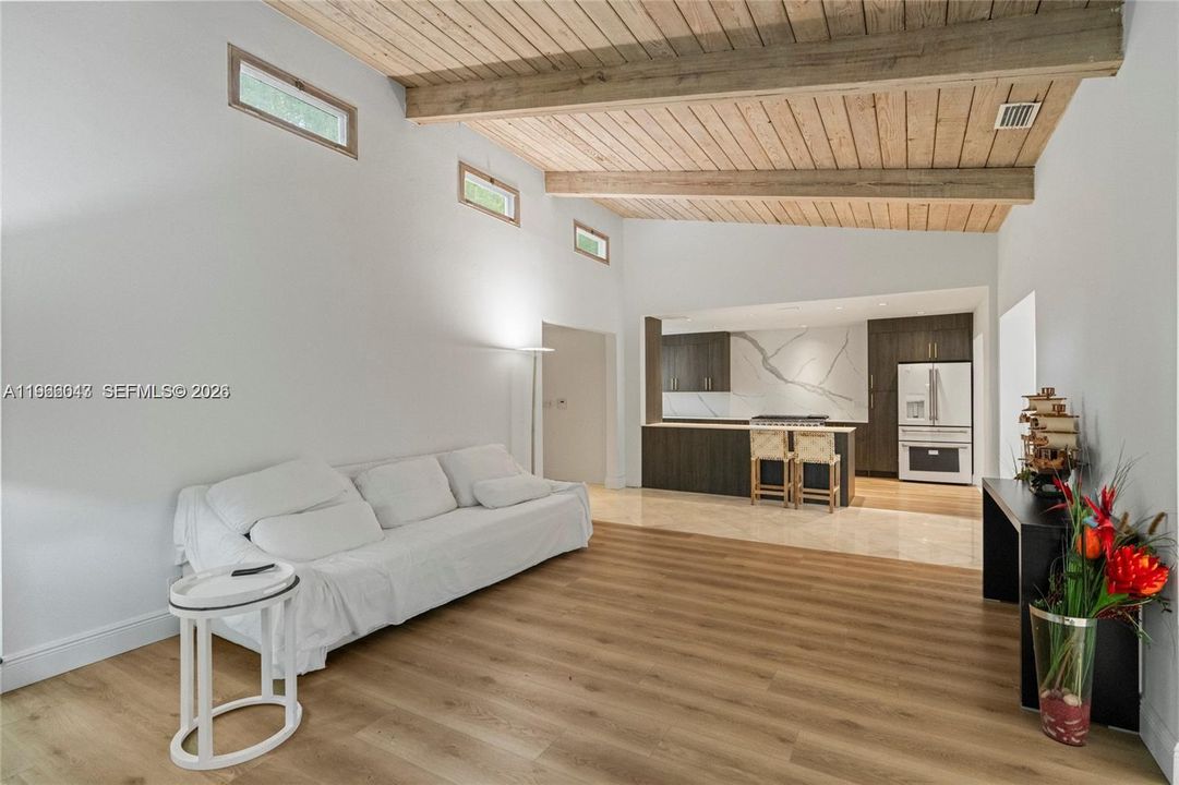 Activo con contrato: $18,000 (4 camas, 4 baños, 3750 Pies cuadrados)