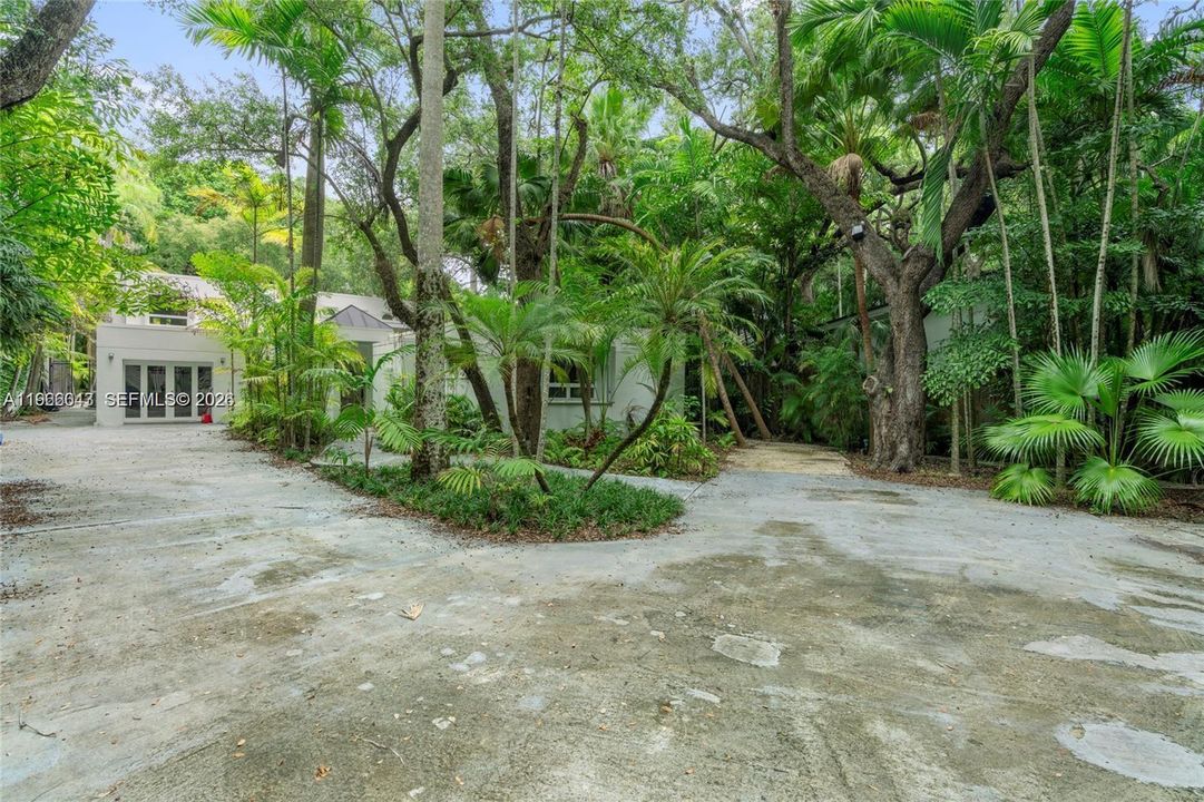 Activo con contrato: $18,000 (4 camas, 4 baños, 3750 Pies cuadrados)