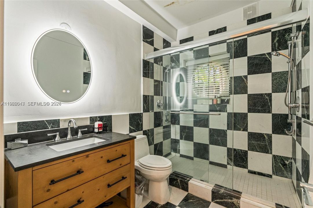 Activo con contrato: $18,000 (4 camas, 4 baños, 3750 Pies cuadrados)