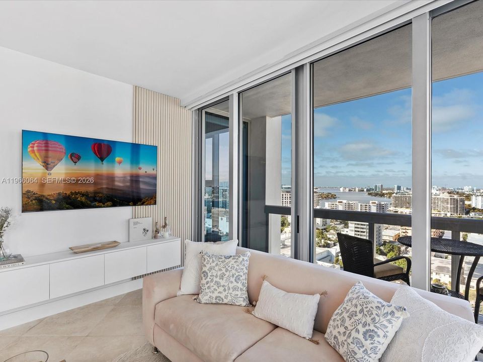 For Sale: $830,000 (1 beds, 1 baths, 820 Square Feet)