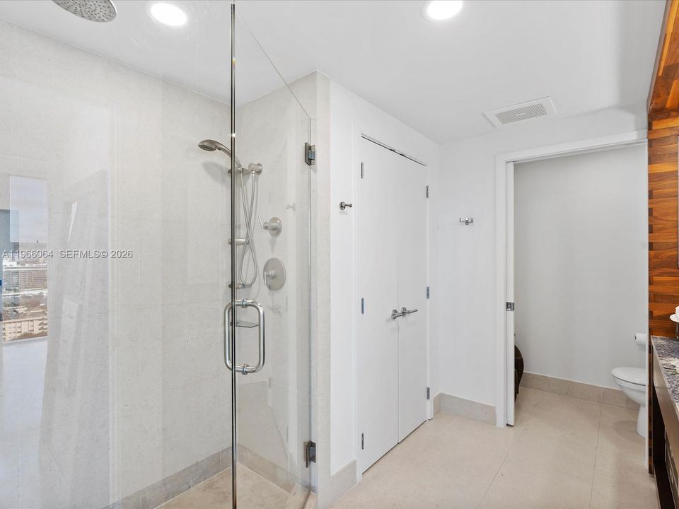 For Sale: $830,000 (1 beds, 1 baths, 820 Square Feet)