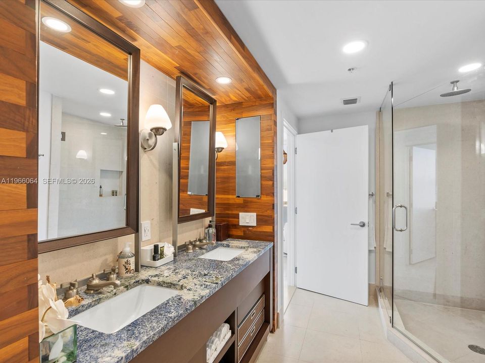 For Sale: $830,000 (1 beds, 1 baths, 820 Square Feet)