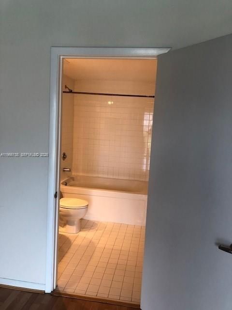 For Sale: $410,000 (2 beds, 2 baths, 997 Square Feet)