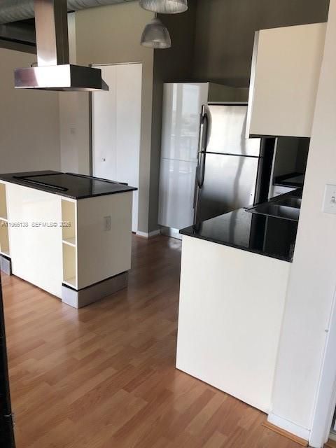 For Sale: $410,000 (2 beds, 2 baths, 997 Square Feet)