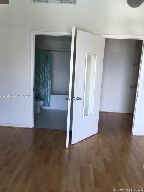 For Sale: $410,000 (2 beds, 2 baths, 997 Square Feet)