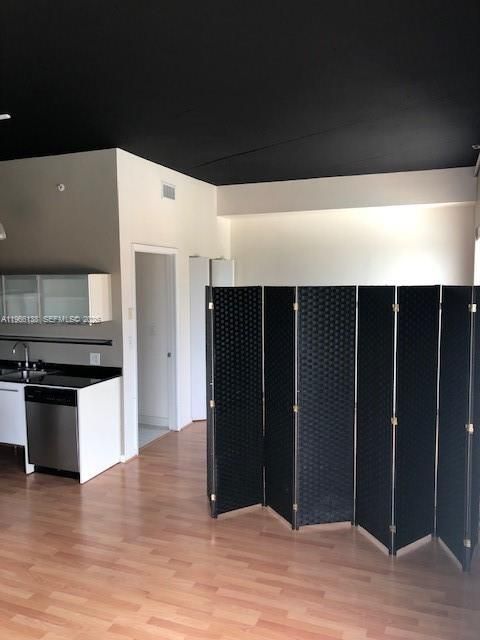 For Sale: $410,000 (2 beds, 2 baths, 997 Square Feet)