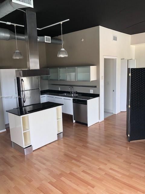 For Sale: $410,000 (2 beds, 2 baths, 997 Square Feet)