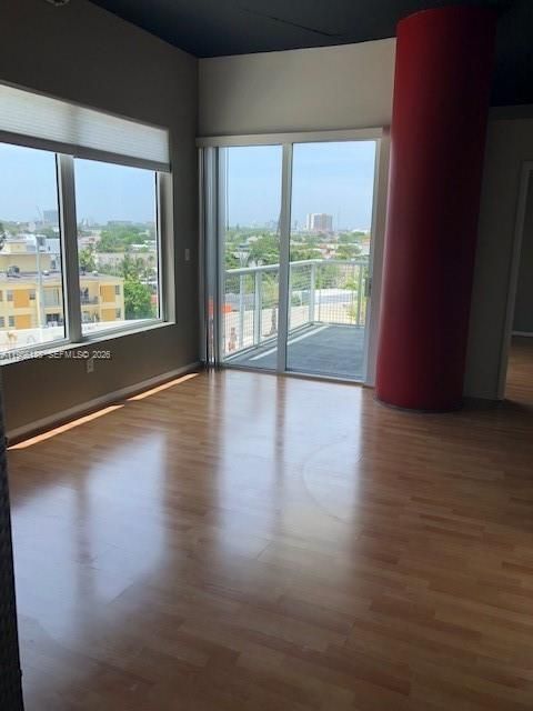 For Sale: $410,000 (2 beds, 2 baths, 997 Square Feet)