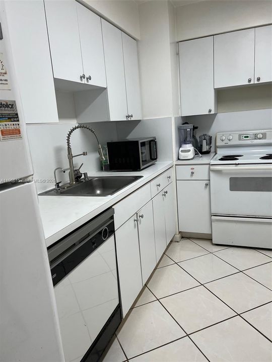 For Sale: $850,000 (2 beds, 2 baths, 1285 Square Feet)