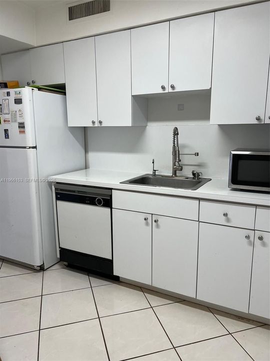 For Sale: $850,000 (2 beds, 2 baths, 1285 Square Feet)