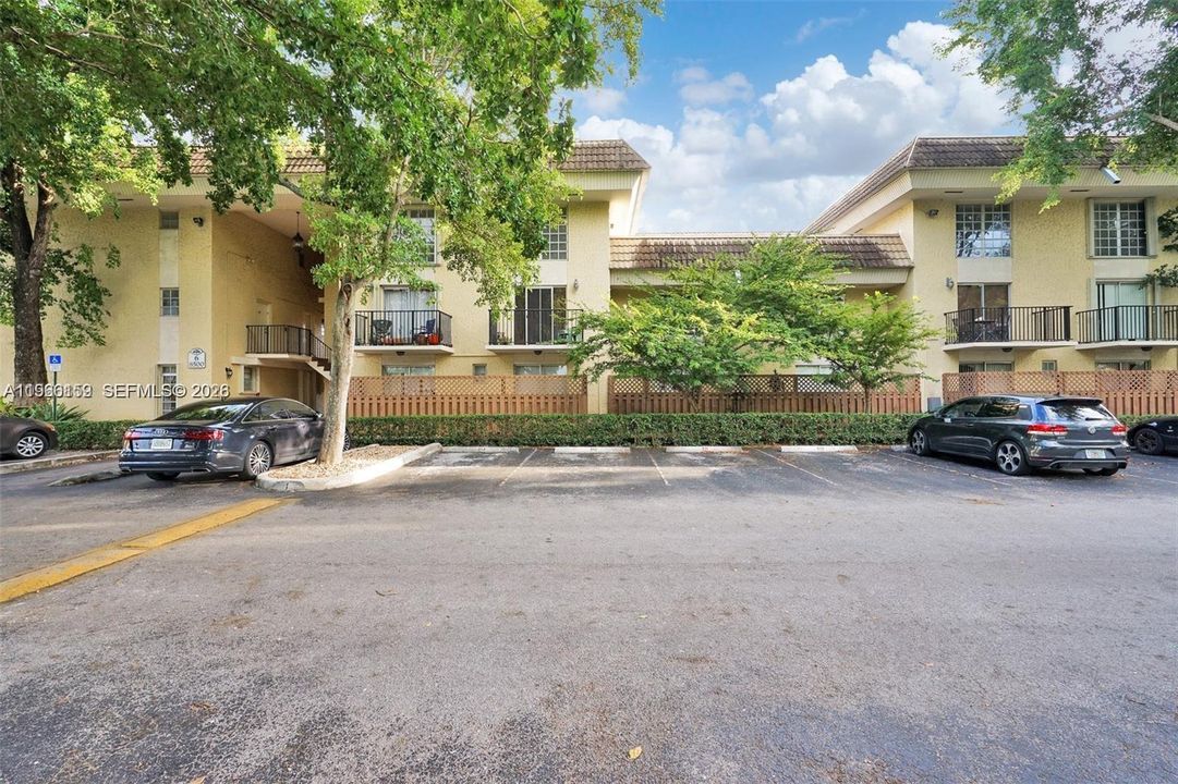 For Sale: $239,000 (2 beds, 2 baths, 901 Square Feet)