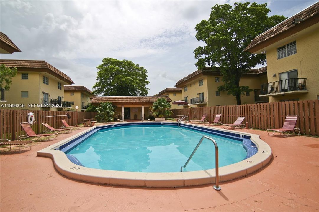 For Sale: $239,000 (2 beds, 2 baths, 901 Square Feet)