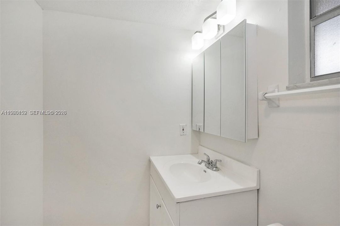 На продажу: $255,000 (2 спален, 2 ванн, 901 Квадратных фут)