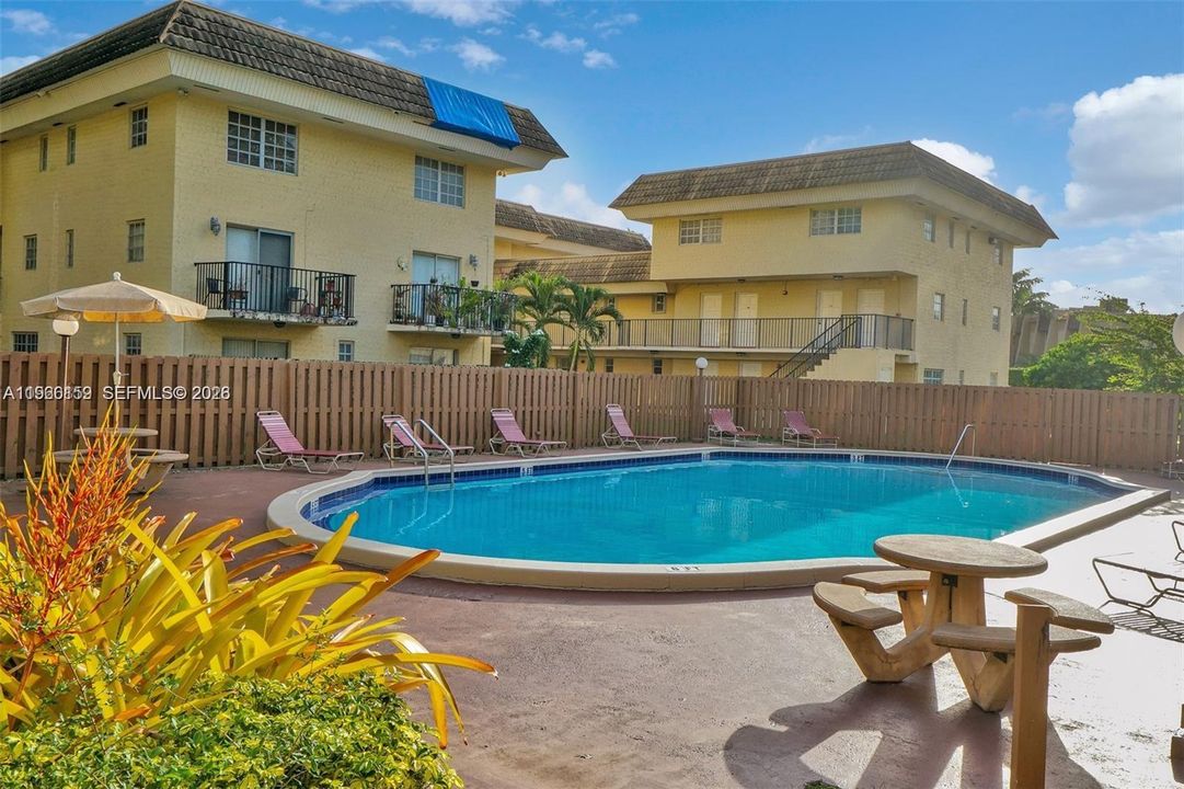 For Sale: $239,000 (2 beds, 2 baths, 901 Square Feet)
