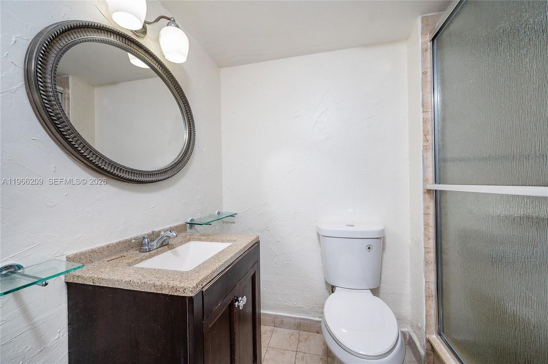 最近售出: $295,000 (2 贝兹, 2 浴室, 1060 平方英尺)