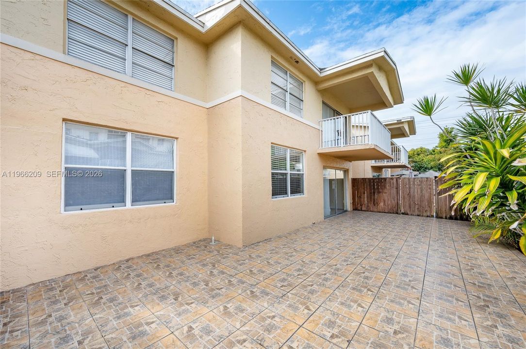 最近售出: $295,000 (2 贝兹, 2 浴室, 1060 平方英尺)