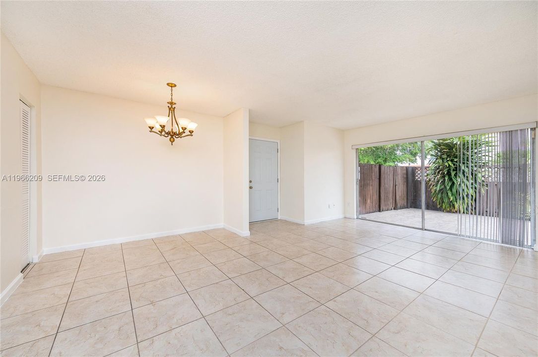 最近售出: $295,000 (2 贝兹, 2 浴室, 1060 平方英尺)