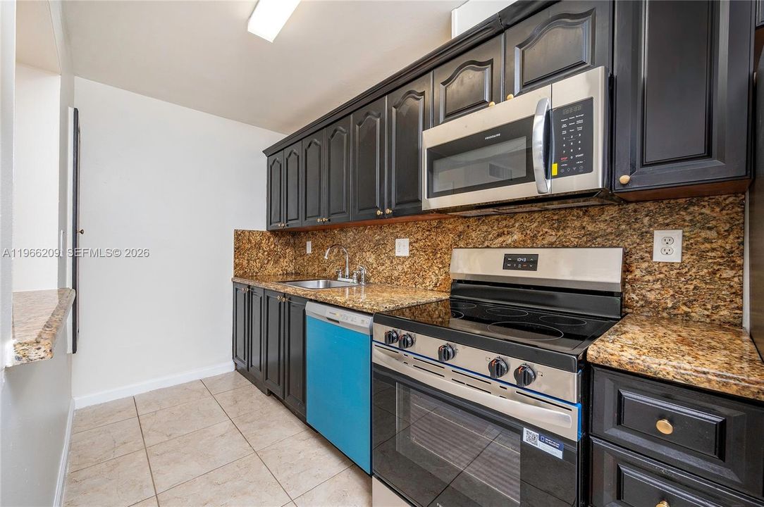 最近售出: $295,000 (2 贝兹, 2 浴室, 1060 平方英尺)