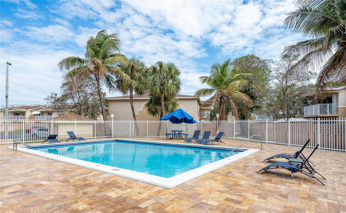 最近售出: $295,000 (2 贝兹, 2 浴室, 1060 平方英尺)