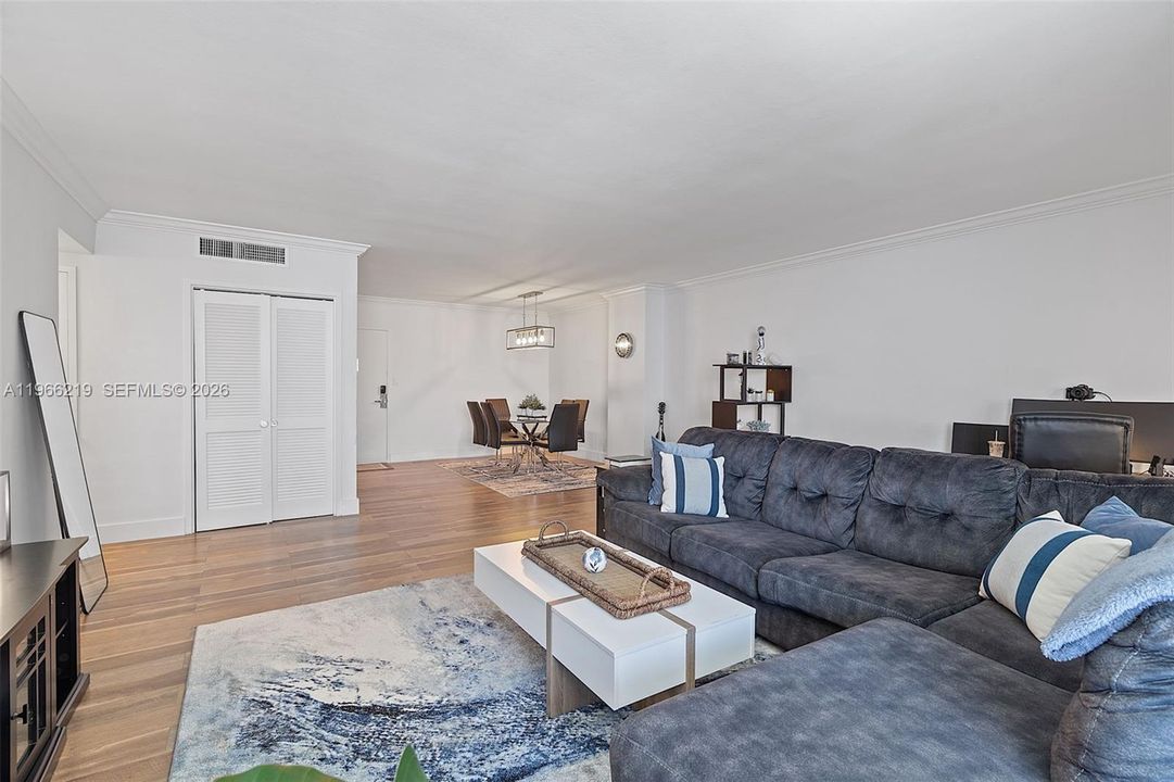 For Sale: $434,000 (1 beds, 1 baths, 970 Square Feet)